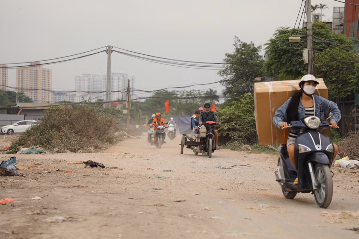 Người dân sinh sống tại khu vực này cho biết, ngày nắng khói bụi bủa vây kèm theo mùi hôi thối của rác thải, ngày mưa nước thải rò rỉ từ đống rác tràn xuống đường tạo thành những “hố đen” gây ô nhiễm.