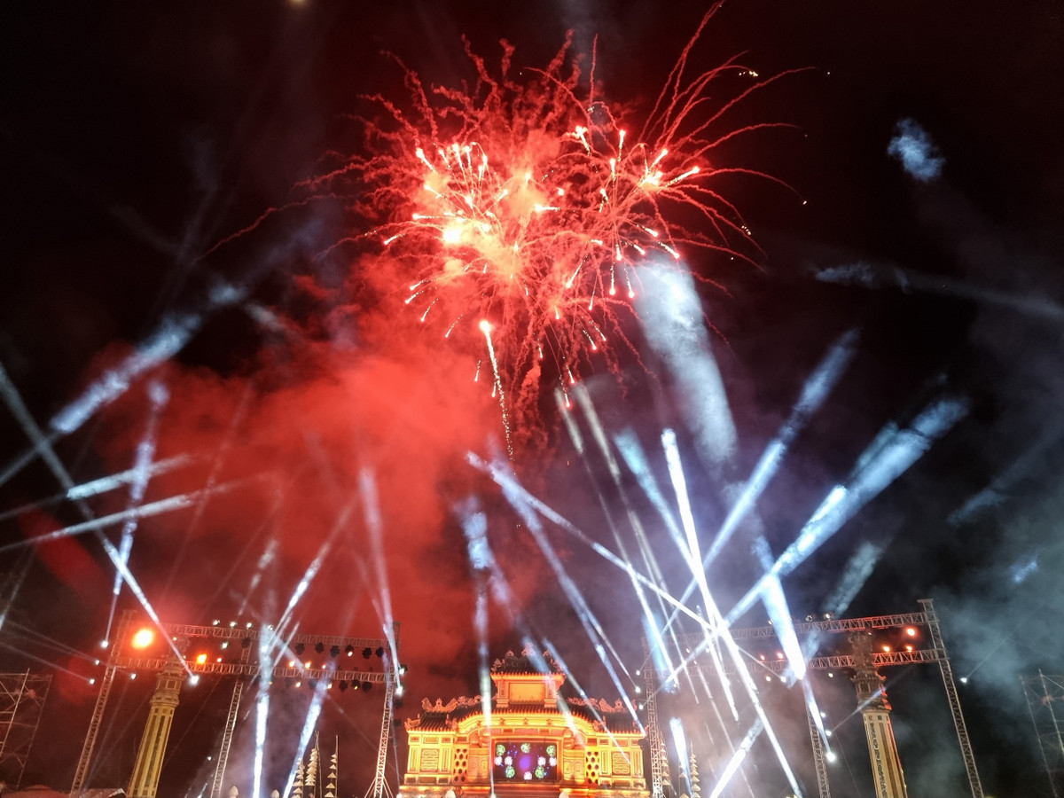 Đêm hội với màn pháo hoa rực sáng bầu trời, những tiếng vỗ tay hân hoan của du khách thực sự mở đầu cho kỳ nghỉ lễ đầy ý nghĩa trên xứ Huế xinh đẹp và thơ mộng.