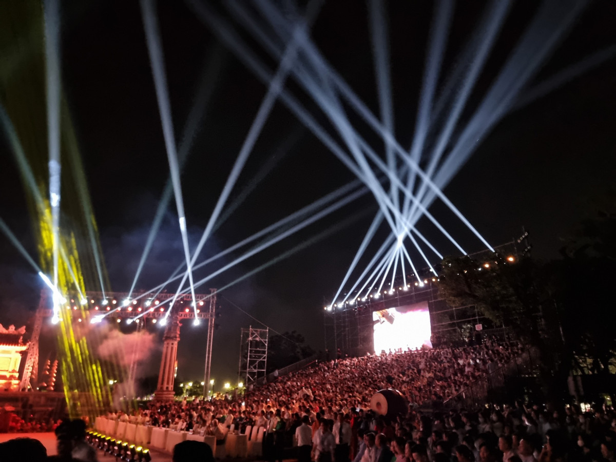 Các khán đài chật kín người xem chương trình khai hội. Festival lần này là cuộc hội tụ để các thế hệ nghệ nhân, nghệ sĩ, các nhà nghiên cứu, các tổ chức, cá nhân trong nước và quốc tế… góp phần đẩy mạnh hoạt động thương mại, dịch vụ - du lịch, phát triển kinh tế, văn hóa - xã hội trên địa bàn; tiếp tục khẳng định thương hiệu Huế - thành phố festival đặc trưng của Việt Nam