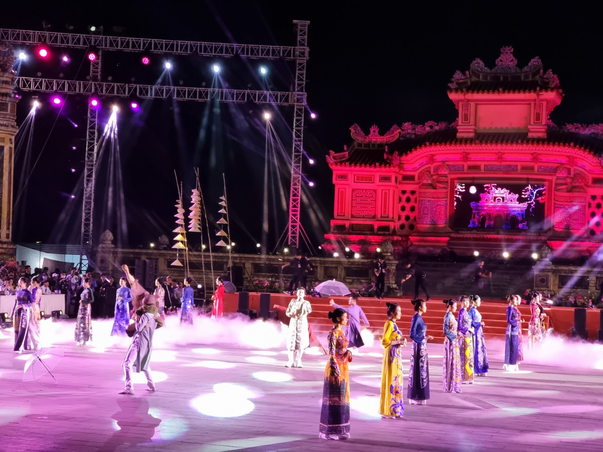 Chương trình với những tiết mục văn nghệ đặc sắc, được thiết kế, dàn dựng theo một câu chuyện xuyên suốt mang tên “Bàn tay người thợ”. Thủ pháp để kết nối câu chuyện là âm nhạc, ánh sáng và vũ đạo được sáng tạo mới dựa trên âm hưởng chủ đạo của âm nhạc Huế, nhưng trên tiết tấu hiện đại và mới mẻ. Chương trình có 21 nhóm nghề với sự tham gia của 69 làng nghề, cơ sở nghề và trên 350 nghệ nhân đến từ các làng nghề nổi tiếng trong cả nước.