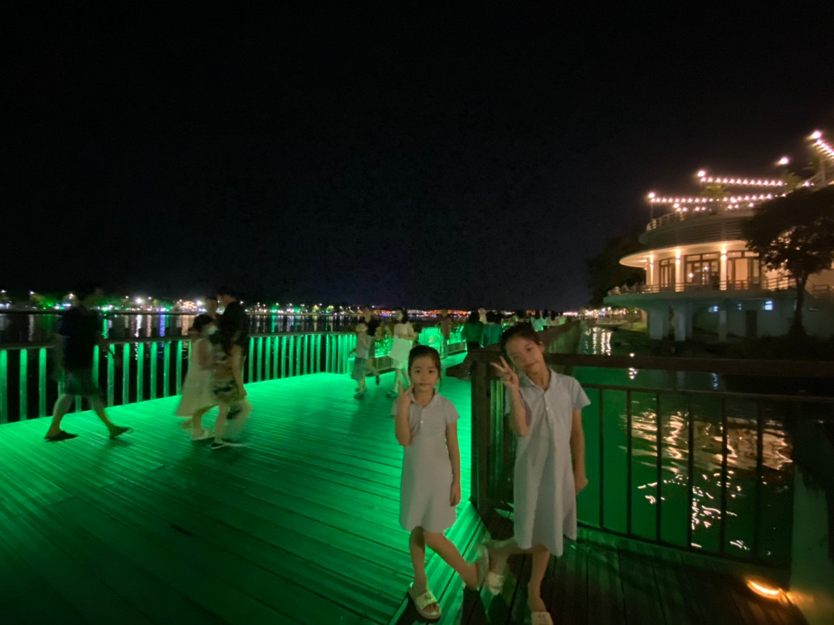 Những du khách về với xứ Huế không quên lưu lại những khoảnh khắc bên cầu gỗ lim dọc sông Hương. Mọi ngả đường đều chật kín du khách.