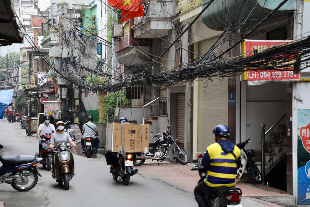 Được biết, đã có hơn 450 tuyến phố của Hà Nội được hạ ngầm cáp viễn thông, điện lực. Tỷ lệ ngầm hóa đạt 77% trong các quận nội thành. UBND thành phố Hà Nội vừa ban hành Kế hoạch hạ ngầm đường dây, cáp viễn thông, điện lực tại các tuyến phố trên địa bàn thành phố giai đoạn 2021-2025. Trước tiên, Hà Nội sẽ tập trung nguồn lực để hoàn thành hạ ngầm đồng bộ đường dây, cáp viễn thông và điện lực treo nổi tại các tuyến phố còn lại trong khu vực 4 quận nội đô lịch sử (Hoàn Kiếm, Ba Đình, Đống Đa, Hai Bà Trưng).