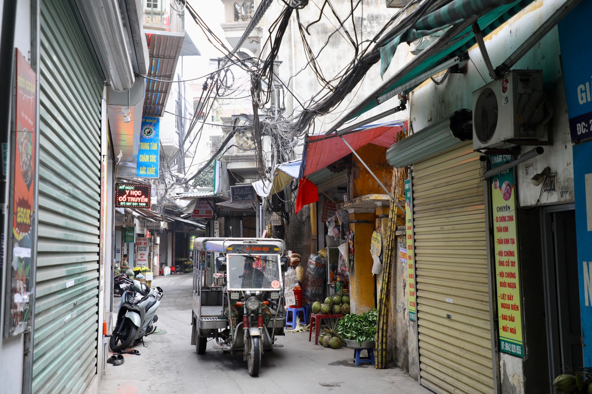 Tương tự, ghi nhận tại phường Phú Đô (quận Nam Từ Liêm) hệ thống dây cáp, dây điện cũng trở thành mối đe doạ đối với người dân.