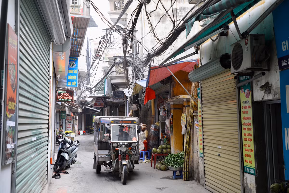 Tương tự, ghi nhận tại phường Phú Đô (quận Nam Từ Liêm) hệ thống dây cáp, dây điện cũng trở thành mối đe doạ đối với người dân.