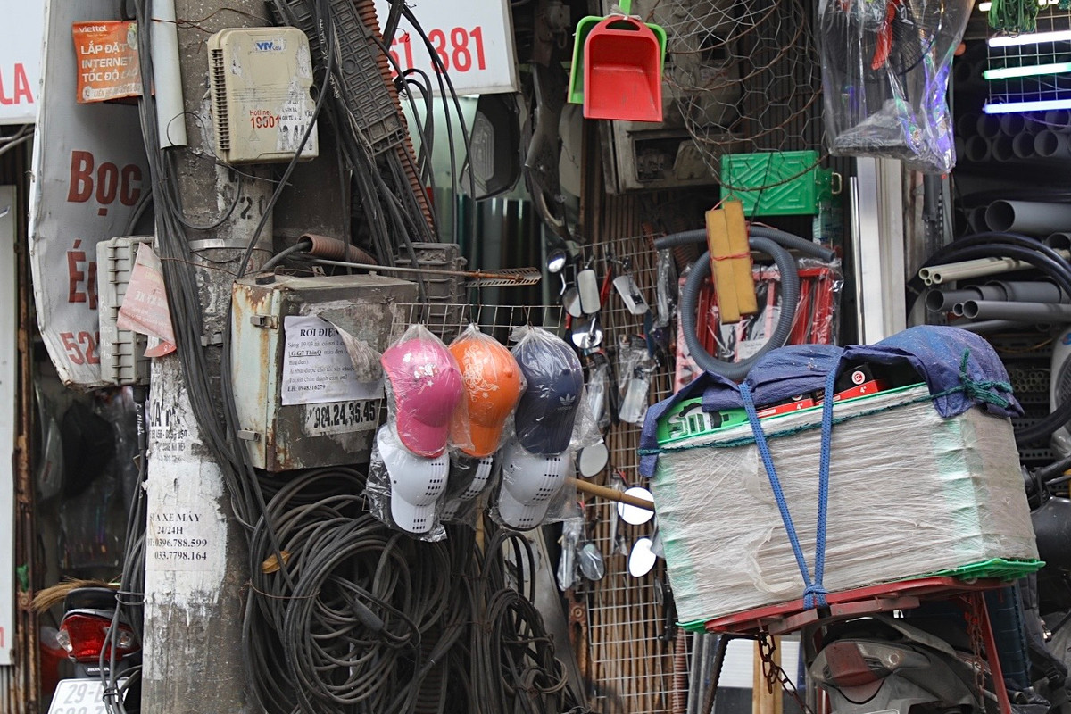 Các chủ cửa hàng ở đây còn tận dụng hộp đựng dây diện, dây cáp làm nơi treo các mặt hàng.