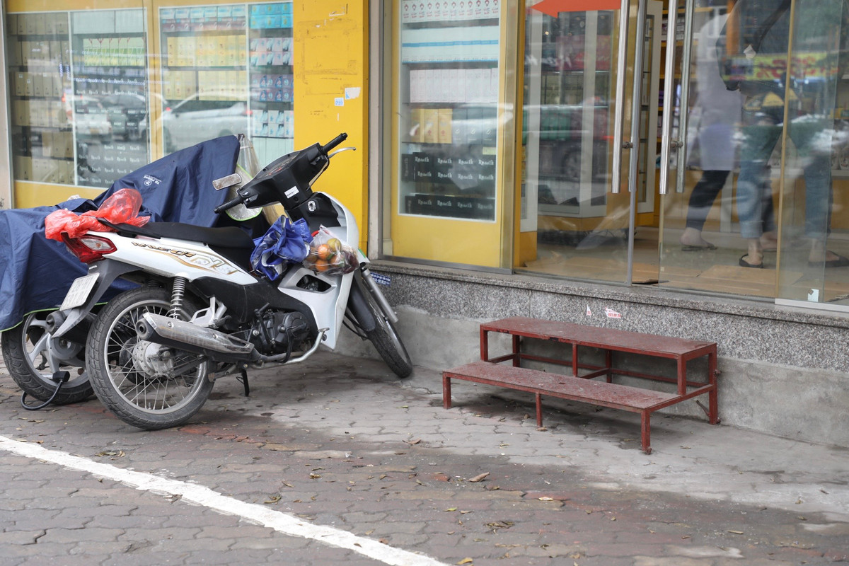 Theo một số hộ kinh doanh trên phố Xã Đàn cho biết, sau khi bậc thềm ngoài cùng bị lực lượng chức năng phá dỡ, do cốt nền nhà quá cao khiến việc đi lại trở nên khó khăn. Vì thế họ đã làm bậc thềm, cầu thang "di động" nhỏ gọn bằng thép, thay vì tái lấn chiếm vỉa hè bằng bậc xi măng ốp đá. Còn một số hộ khác lại cho rằng, làm bậc tạm bằng sắt đi lại khá bất tiện, không chắc chắn bằng bậc xi măng.