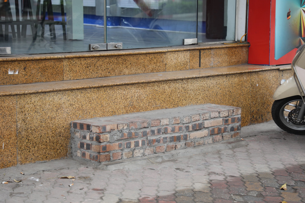 Bậc thềm được xây lại với nhiều kiểu dáng, gạch, xi măng ốp khác nhau.