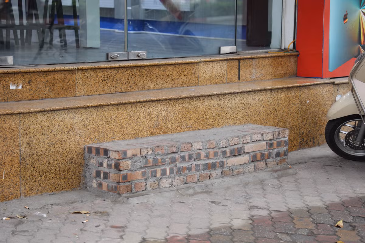 Bậc thềm được xây lại với nhiều kiểu dáng, gạch, xi măng ốp khác nhau.