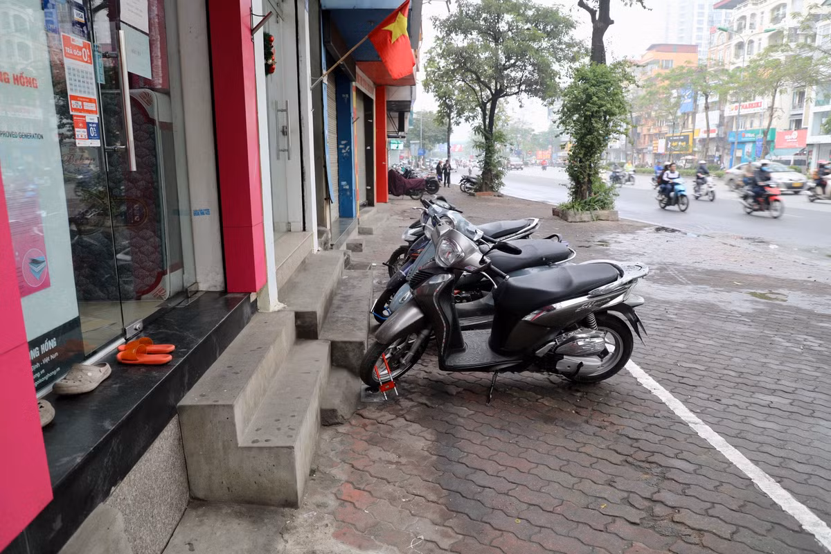 Theo ghi nhận của PV, hiện nhiều ngôi nhà trên phố Xã Đàn (quận Đống Đa, Hà Nội) đã xây lại bậc thềm tái lấn vỉa hè hoặc dùng cầu tạm bằng thép để đi lại phục vụ nhu cầu kinh doanh, sinh hoạt.