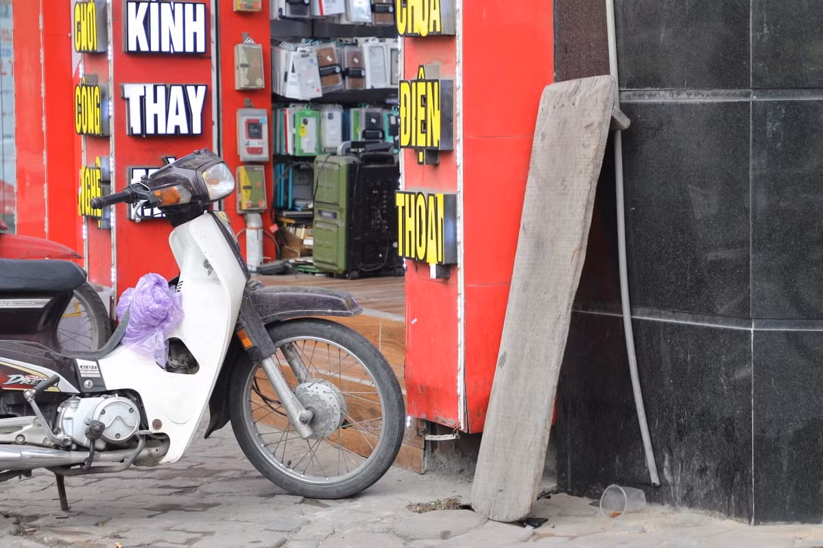 Thậm chí để tiết kiệm chí phí, một hộ kinh doanh còn sử dụng cả bậc thềm bằng gỗ.