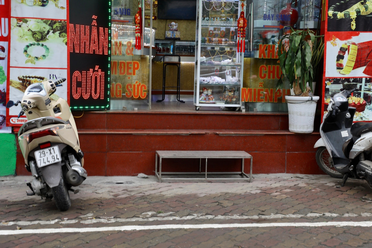 Bên cạnh những bậc thềm bằng xi măng, gạch thì một số hộ lại làm bậc "di động" bằng sắt thép.