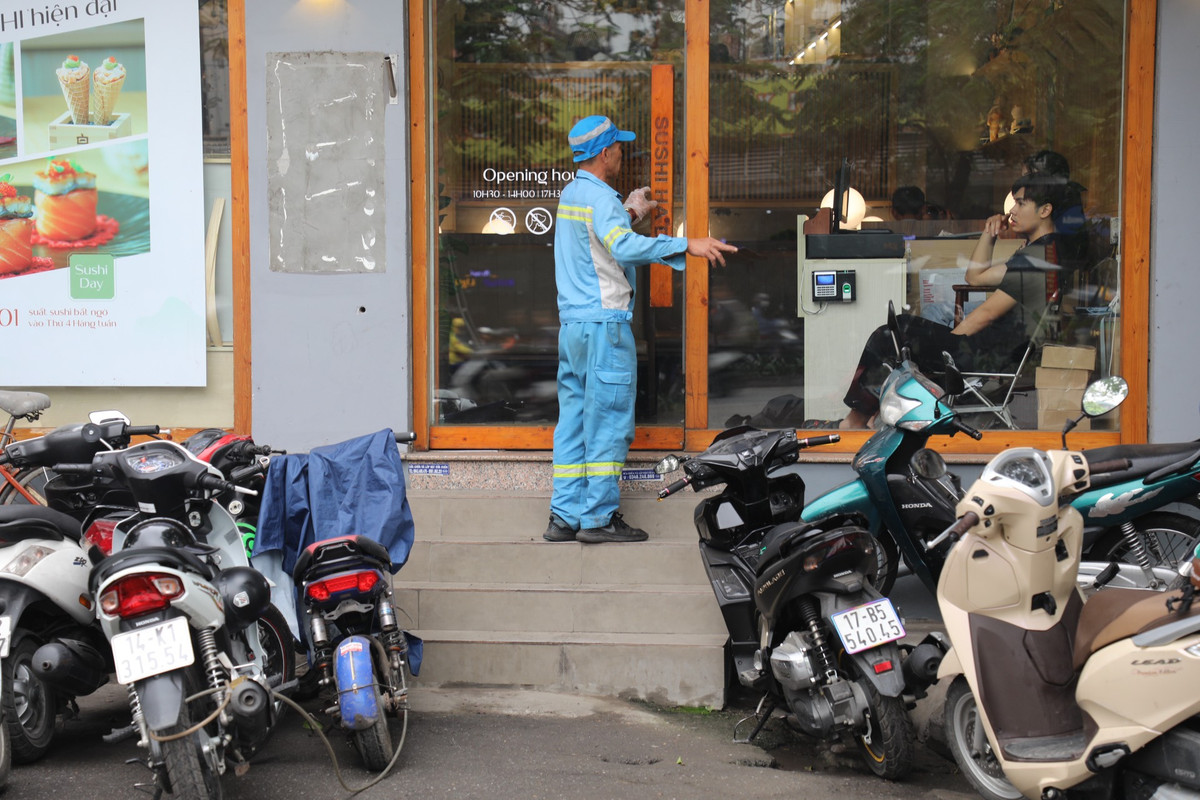 Bậc thang lên xuống của hộ kinh doanh này chiếm phần diện tích lớn của vỉa hè.