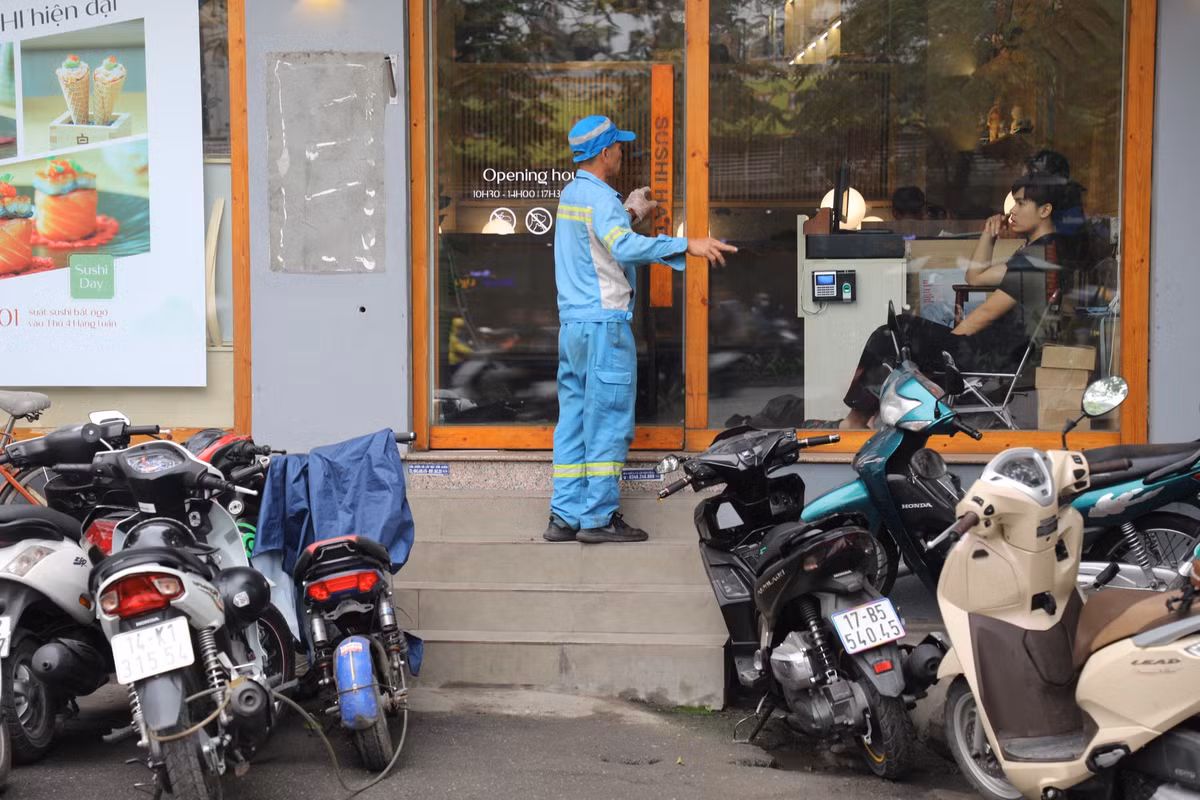 Bậc thang lên xuống của hộ kinh doanh này chiếm phần diện tích lớn của vỉa hè.