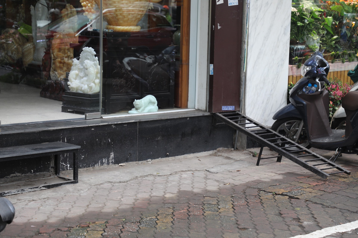 Hộ kinh doanh này sử dụng cả bậc thềm và cầu thang dẫn lên nhà bằng sắt.