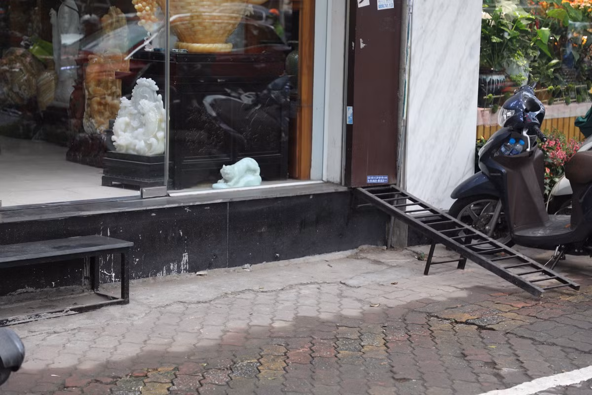 Hộ kinh doanh này sử dụng cả bậc thềm và cầu thang dẫn lên nhà bằng sắt.