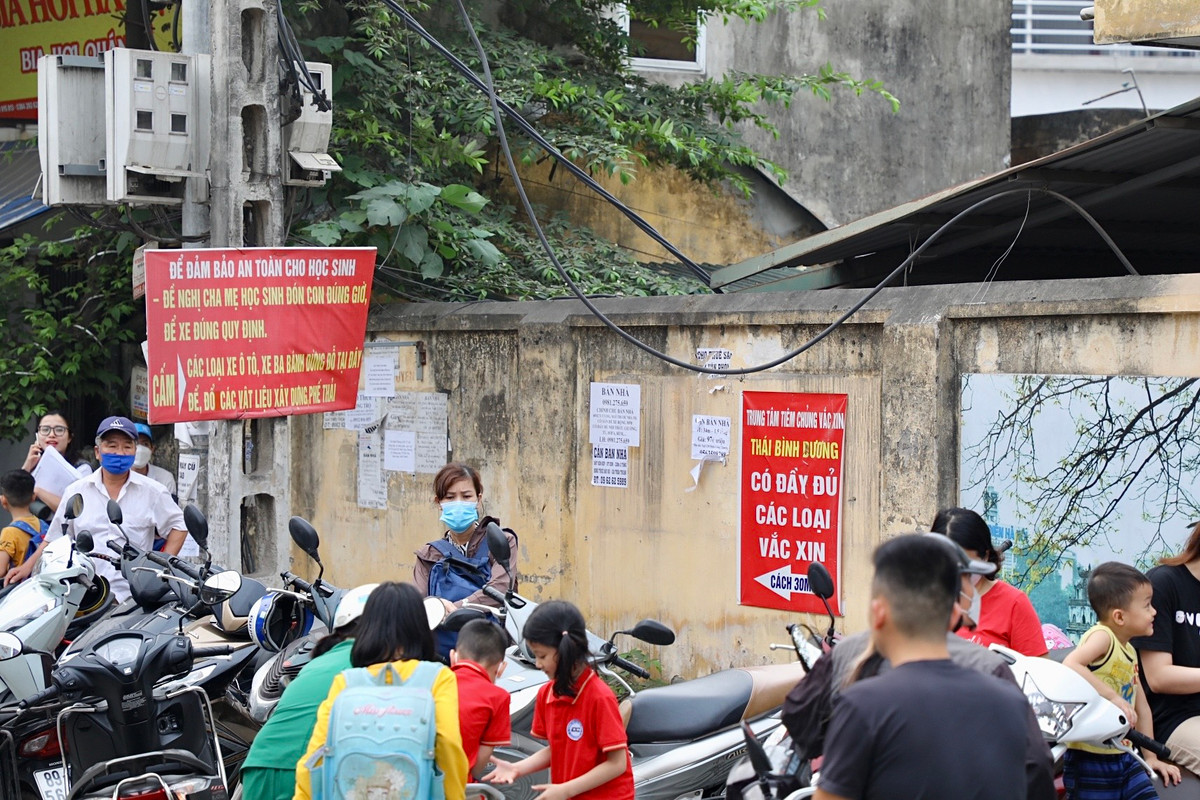 Tại trường Tiểu học Định Công, những đường dây loằng ngoằng, thõng xuống đường.