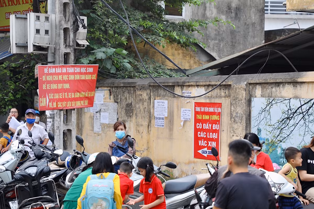 Tại trường Tiểu học Định Công, những đường dây loằng ngoằng, thõng xuống đường.