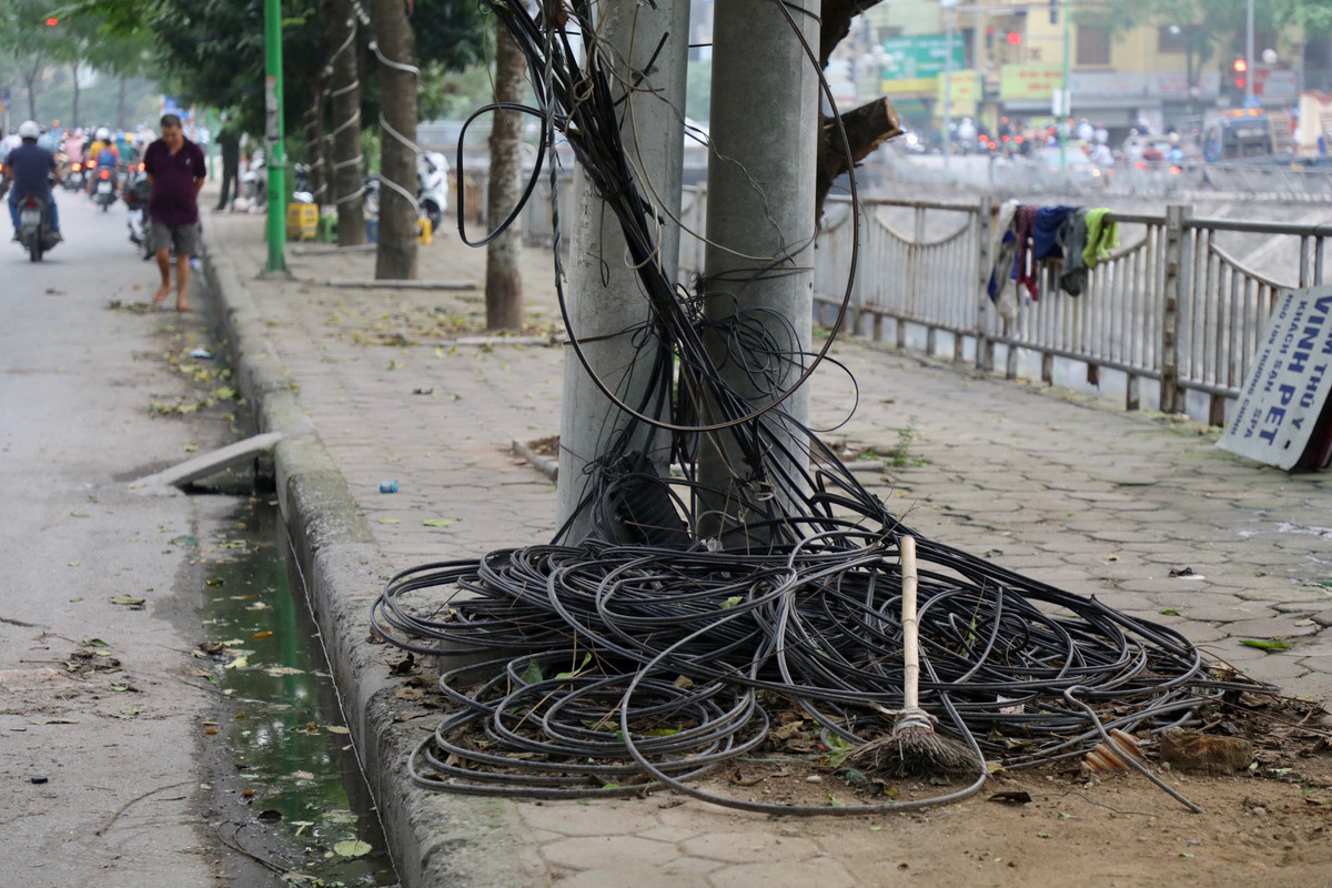 Ông Nguyễn Gia Minh, người dân sống tại phố Hà Kế Tân cho biết: "Người ta làm nham nhở rồi mặc kệ cả đống dây cáp thế này đã nhiều tháng nay. "Cha chung không ai khóc", chúng tôi đã kiến nghị rồi nhưng cứ bên nọ đổ bên kia".