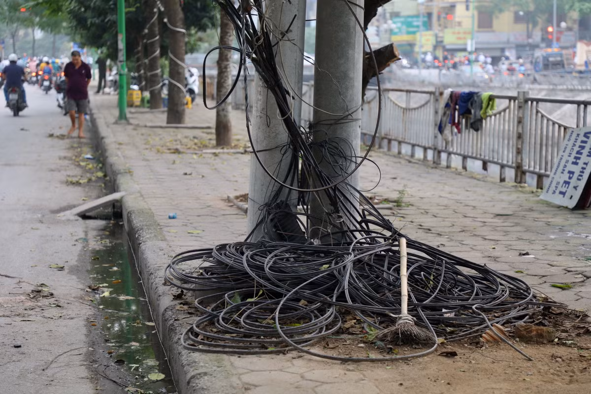 Ông Nguyễn Gia Minh, người dân sống tại phố Hà Kế Tân cho biết: "Người ta làm nham nhở rồi mặc kệ cả đống dây cáp thế này đã nhiều tháng nay. "Cha chung không ai khóc", chúng tôi đã kiến nghị rồi nhưng cứ bên nọ đổ bên kia".