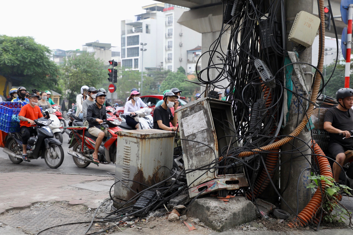 Tình trạng dây cáp, dây điện xuống cấp diễn ra từ rất lâu trên tuyến phố Đê La Thành, nhưng đến nay vẫn chưa được khắc phục. Đây cũng là một trong những nguyên nhân của nhiều vụ cháy nổ, rò rỉ điện... xảy ra trên địa bàn.