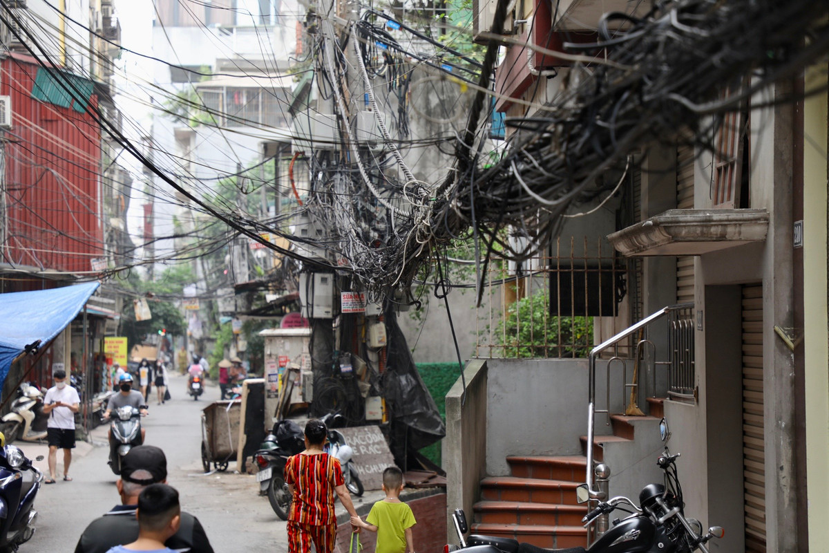 Ghi nhận trên phố Đê La Thành (quận Đống Đa) tình trạng "mạng nhện" cũng giăng kín, trải dài tuyến đường.
