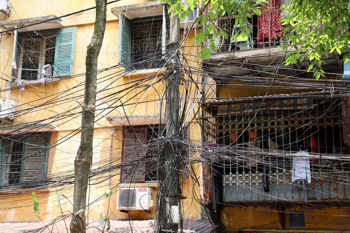 Phía ngoài là mạng lưới dây cáp, dây điện chằng chịt như "mạng nhện".