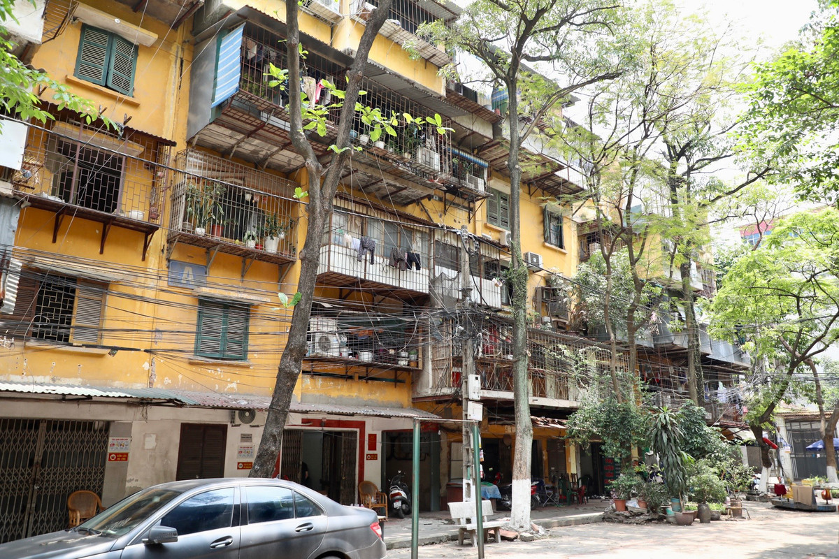 Khu tập thể Nghĩa Đô gồm 5 tầng với hai hai dãy A &amp; B. Theo ghi nhận của PV, nhiều hộ gia đình tại đây đã mở rộng diện tích sinh hoạt, cơi nới nhiều “chuồng cọp” làm bếp, chỗ phơi quần áo,... khiến khu nhà ọp ẹp, biến dạng và tiềm ẩn nguy cơ cháy nổ, đổ sập bất cứ lúc nào.