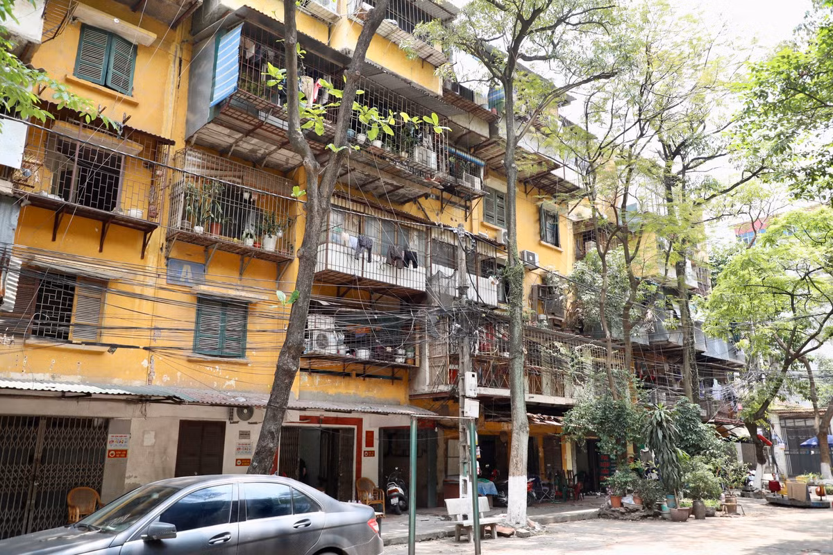 Khu tập thể Nghĩa Đô gồm 5 tầng với hai hai dãy A &amp; B. Theo ghi nhận của PV, nhiều hộ gia đình tại đây đã mở rộng diện tích sinh hoạt, cơi nới nhiều “chuồng cọp” làm bếp, chỗ phơi quần áo,... khiến khu nhà ọp ẹp, biến dạng và tiềm ẩn nguy cơ cháy nổ, đổ sập bất cứ lúc nào.