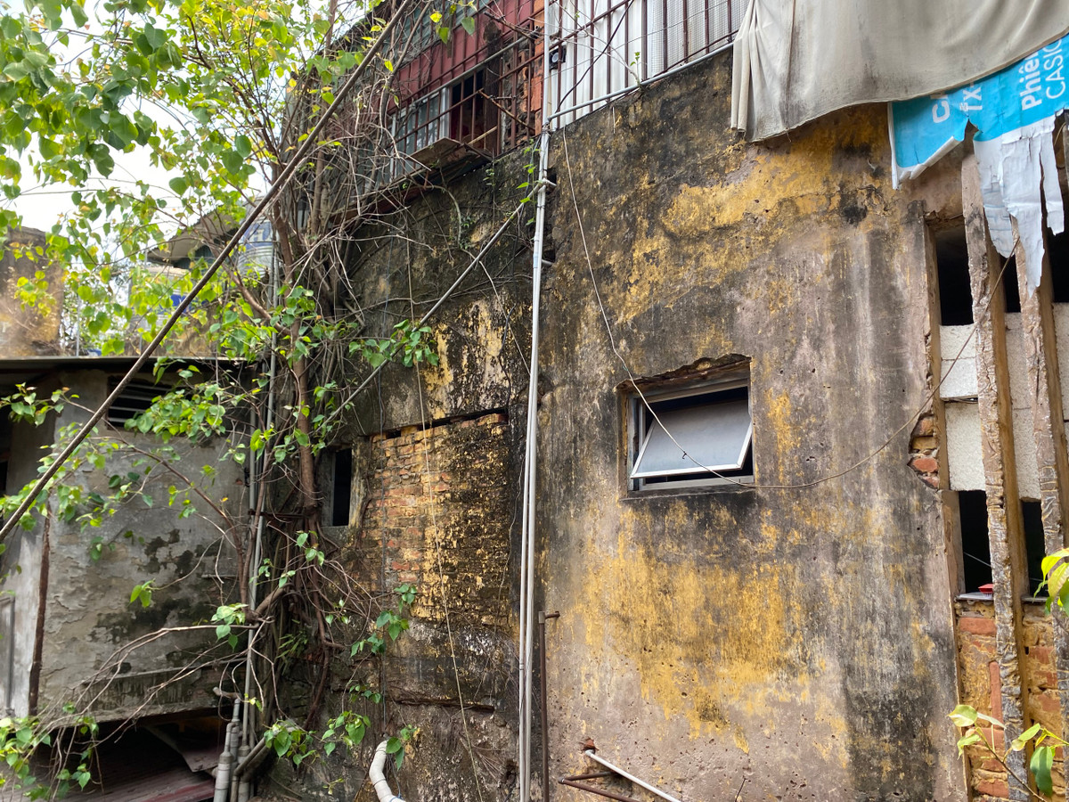 Hà Nội có khoảng 1.600 nhà tập thể, chung cư cũ được xây dựng cách đây khoảng 50-60 năm, đa số hết niên hạn sử dụng, có nguy cơ đổ sập, cảnh báo cấp nguy hiểm cao nhất. Tuy nhiên, đến nay, chỉ có 1% chung cư cũ được xây dựng, cải tạo.