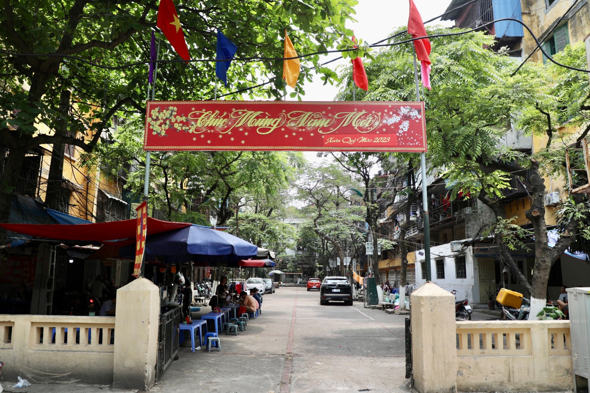 Được xây dựng từ năm 1976, qua gần nửa thế kỷ đưa vào khai thác sử dụng, đến nay khu tập thể Nghĩa Đô tại đường Phùng Chí Kiên hiện đã xuống cấp nghiêm trọng.