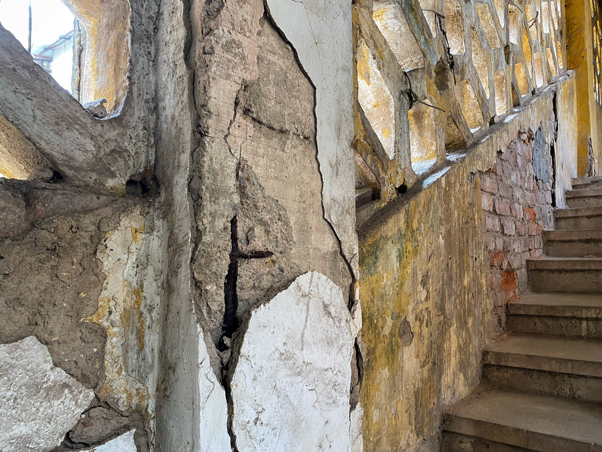 Bên trong khu tập thể, cầu thang có những điểm đã lún, biến dạng so với kết cấu ban đầu của tòa nhà. Một số nơi các mảng tường nứt vỡ, lan can, dầm nhà bong tróc, chỉ còn lại cốt thép hoen rỉ.