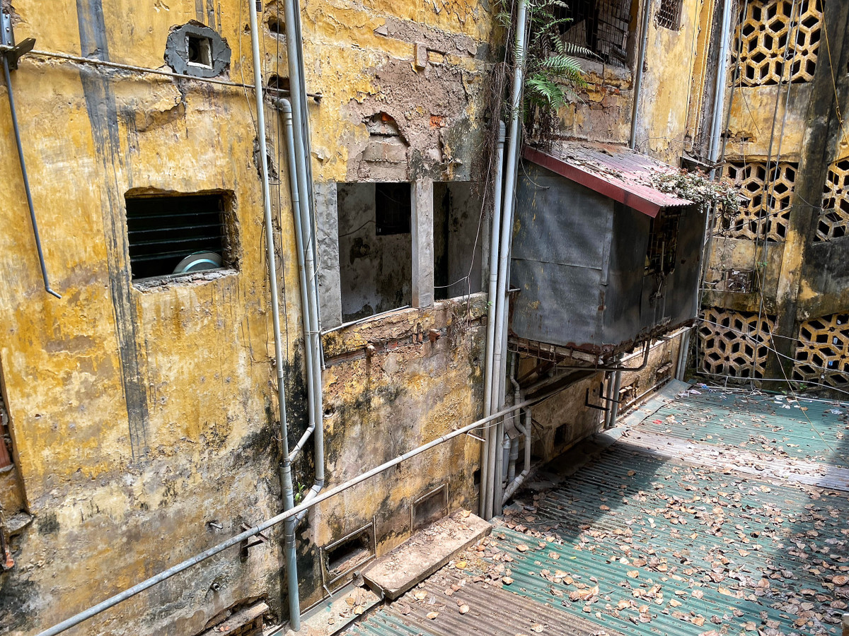 Ở phía giếng trời, nhiều mảng tường bong vữa rơi xuống mái tôn... đe dọa tính mạng của người dân sinh sống trong mỗi căn hộ.