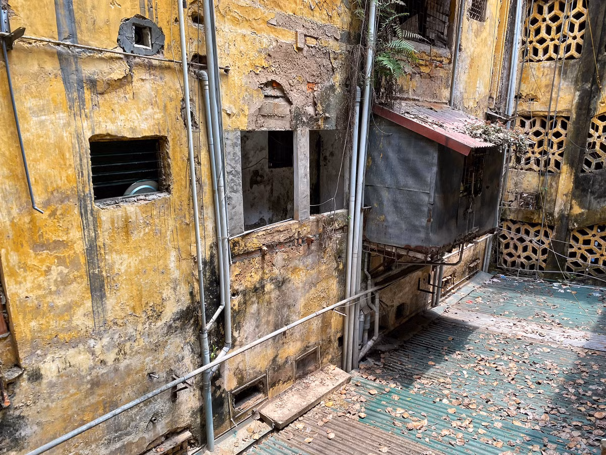 Ở phía giếng trời, nhiều mảng tường bong vữa rơi xuống mái tôn... đe dọa tính mạng của người dân sinh sống trong mỗi căn hộ.