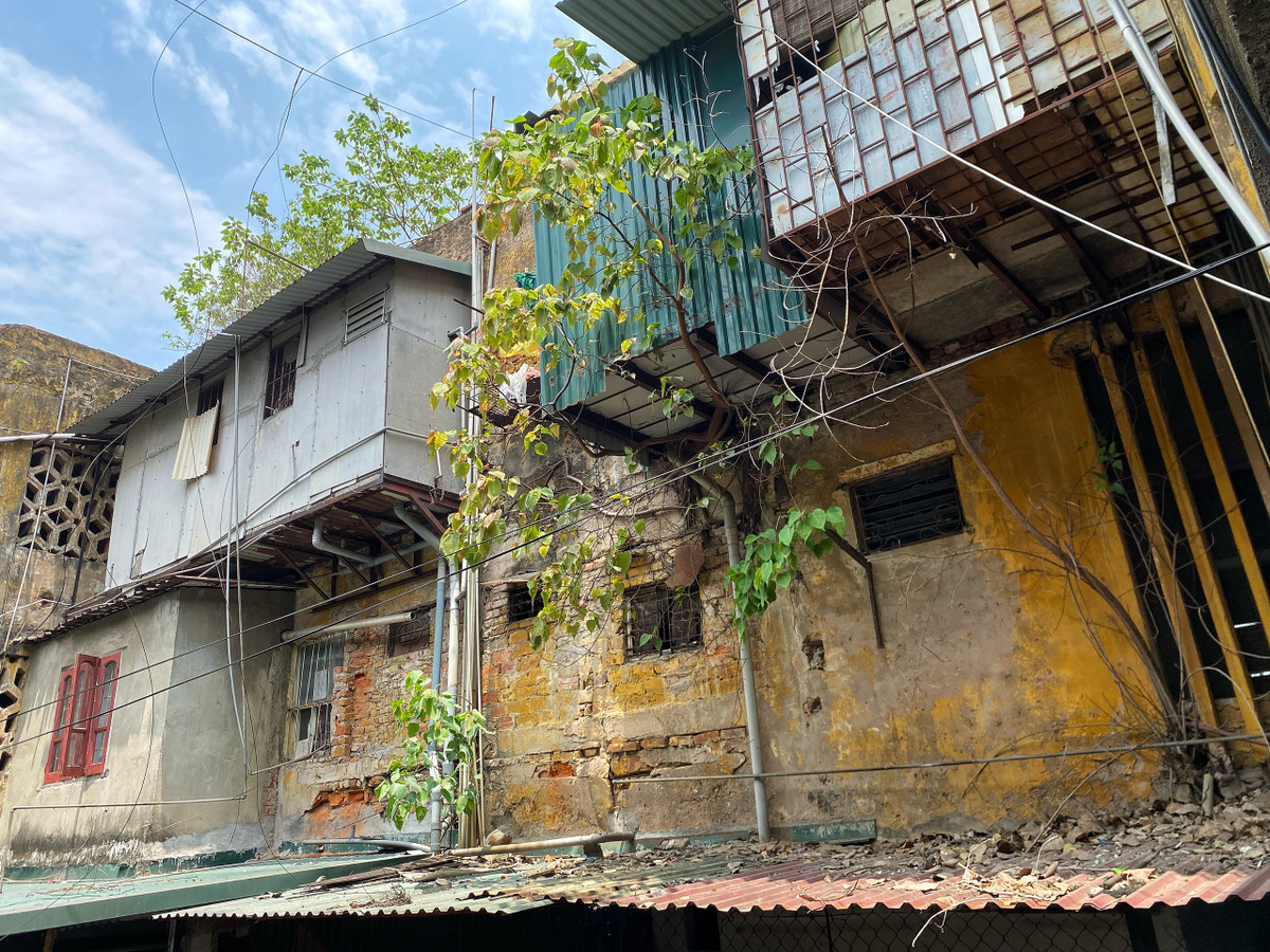 Theo người dân sinh sống tại đây, tuy đã có đề án xây dựng và cải tạo tòa nhà, nhưng hơn chục năm nay vẫn chưa triển khai hay di dời người dân.