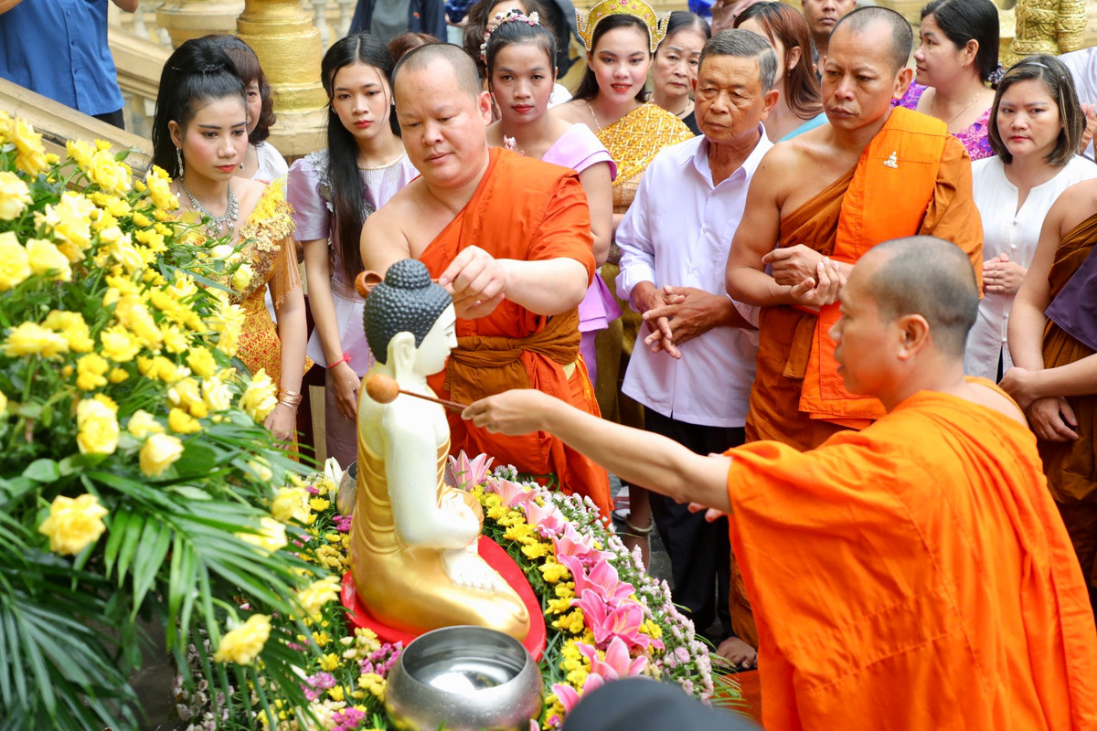 Cuối cùng, nghi thức tắm Phật bằng nước ướp hương, gột rửa những điều không may mắn trong năm cũ để sang năm mới mọi sự được như ý.