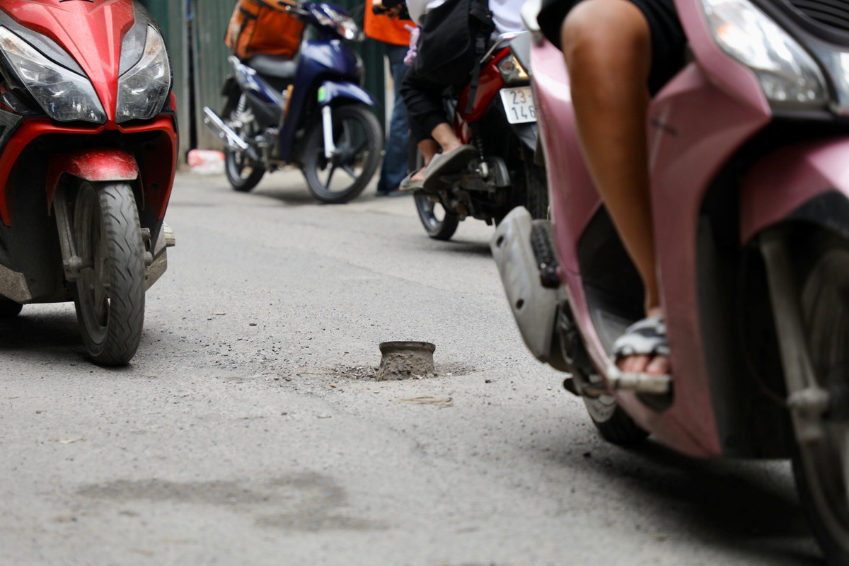 Những chướng ngại vậ" bằng sắt mọc giữa đường được người dân nơi đây ví như những cột barie.Nếu người tham gia giao thông không chú ý, tông trúng van sắt này tỉ lệ ngã là rất cao.