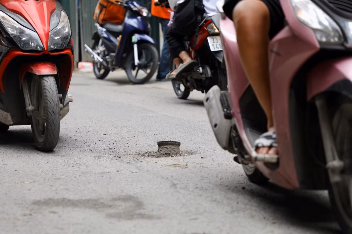 Những chướng ngại vậ" bằng sắt mọc giữa đường được người dân nơi đây ví như những cột barie.Nếu người tham gia giao thông không chú ý, tông trúng van sắt này tỉ lệ ngã là rất cao.