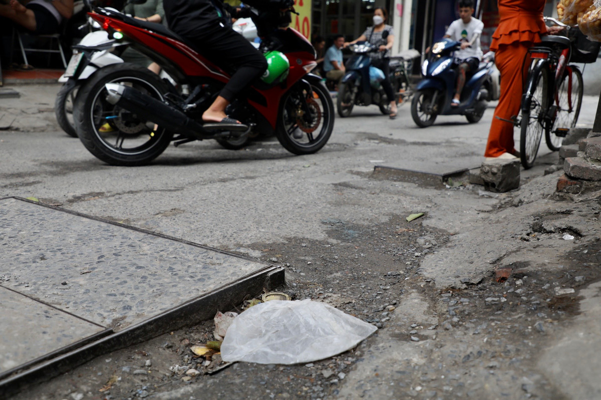 Hàng chục nắp cống đều nhô rất cao so với bề mặt đường.