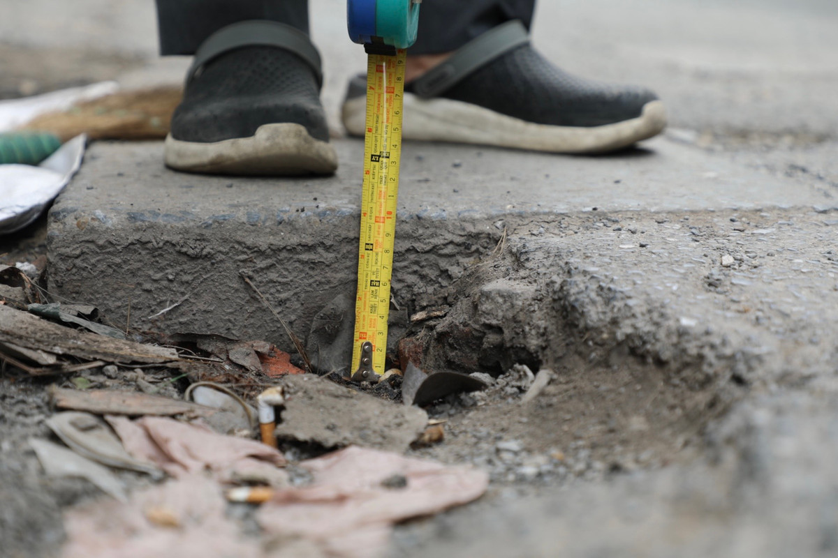Có khu vực sụt lún sâu tới 10cm, cực kì nguy hiểm cho người tham gia giao thông.