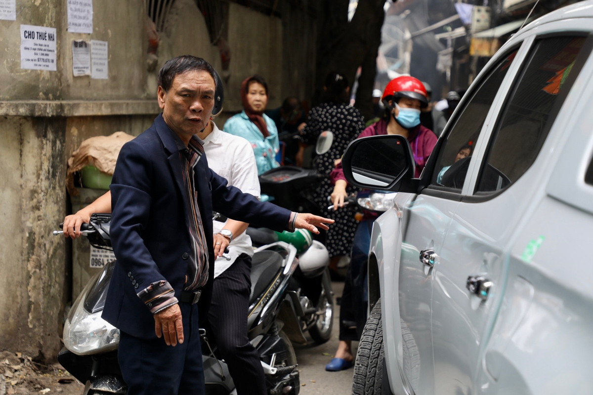 Ông Nguyễn Văn Thanh, người dân sống trên tuyến đường Bùi Xương Trạch ngao ngán: “Tuyến phố này nhỏ, hẹp mà lượng phương tiện di chuyển qua đây đông, nhất là vào giờ cao điểm, áp lực giao thông tại đây rất nặng nề. Đặc biệt, quanh đây có nhiều trường học, các cháu khi di chuyển qua đây cũng ngã liên tục. Mong sao lãnh đạo thành phố sớm quan tâm cải tạo, nâng cấp tuyến đường này để người dân đi lại được an toàn hơn".