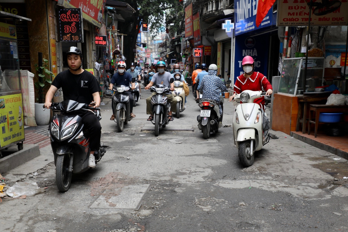 Trao đổi với PV, ông Nguyễn Tuấn Anh, Chủ tịch UBND phường Khương Đình, quận Thanh Xuân cho biết, về vấn đề tuyến đường Bùi Xương Trạch xuống cấp, phường đã có văn bản báo cáo quận, quận cũng đã báo cáo thành phố và đang chờ thành phố đầu tư để cải tạo, nâng cấp tuyến đường này.