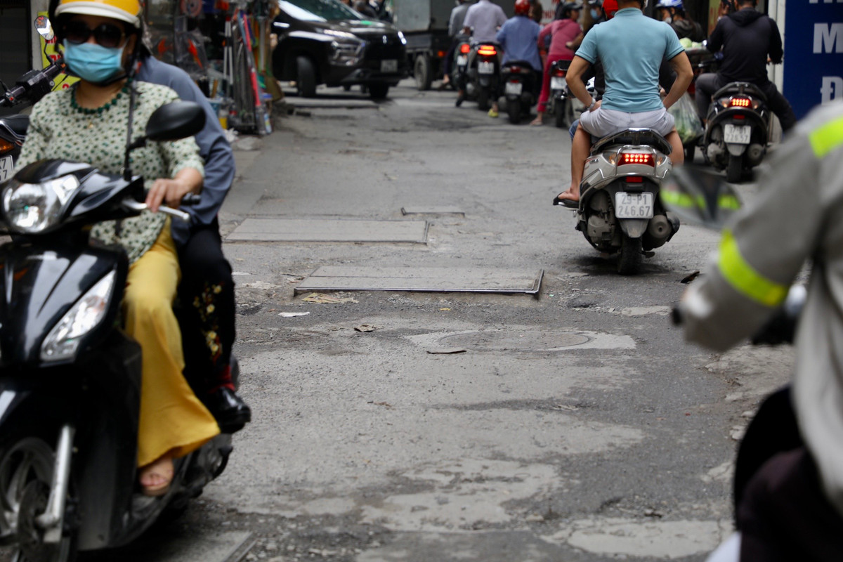 Theo ghi nhận của PV, tuyến phố Bùi Xương Trạch có chiều dài khoảng 1,5km, chiều ngang nhỏ, hẹp, có chỗ chỉ hơn 3m, chỗ nào rộng thì được khoảng 5m. Bên cạnh những "ổ trâu", "ổ gà" sụt lún, gồ ghề là những nắp cống trồi rất cao so với bề mặt đường như ma trận giăng bẫy người tham gia giao thông.