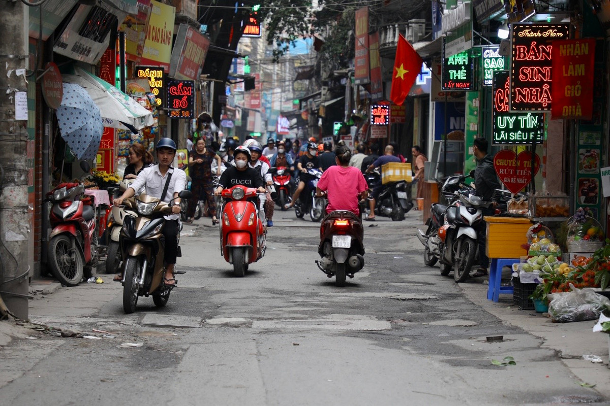 Suốt nhiều năm qua, người dân quanh khu vực phố Bùi Xương Trạch (phường Khương Đình, quận Thanh Xuân, Hà Nội) ám ảnh bởi hằng ngày phải di chuyển qua tuyến đường bị xuống cấp nghiêm trọng. Đã rất nhiều trường hợp xảy ra tai nạn tại con đường "đau khổ" này.