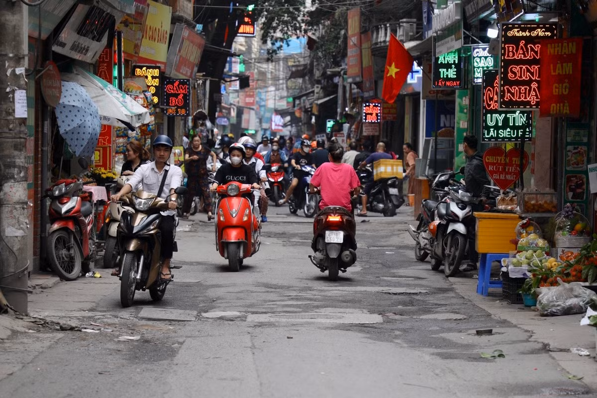 Suốt nhiều năm qua, người dân quanh khu vực phố Bùi Xương Trạch (phường Khương Đình, quận Thanh Xuân, Hà Nội) ám ảnh bởi hằng ngày phải di chuyển qua tuyến đường bị xuống cấp nghiêm trọng. Đã rất nhiều trường hợp xảy ra tai nạn tại con đường "đau khổ" này.