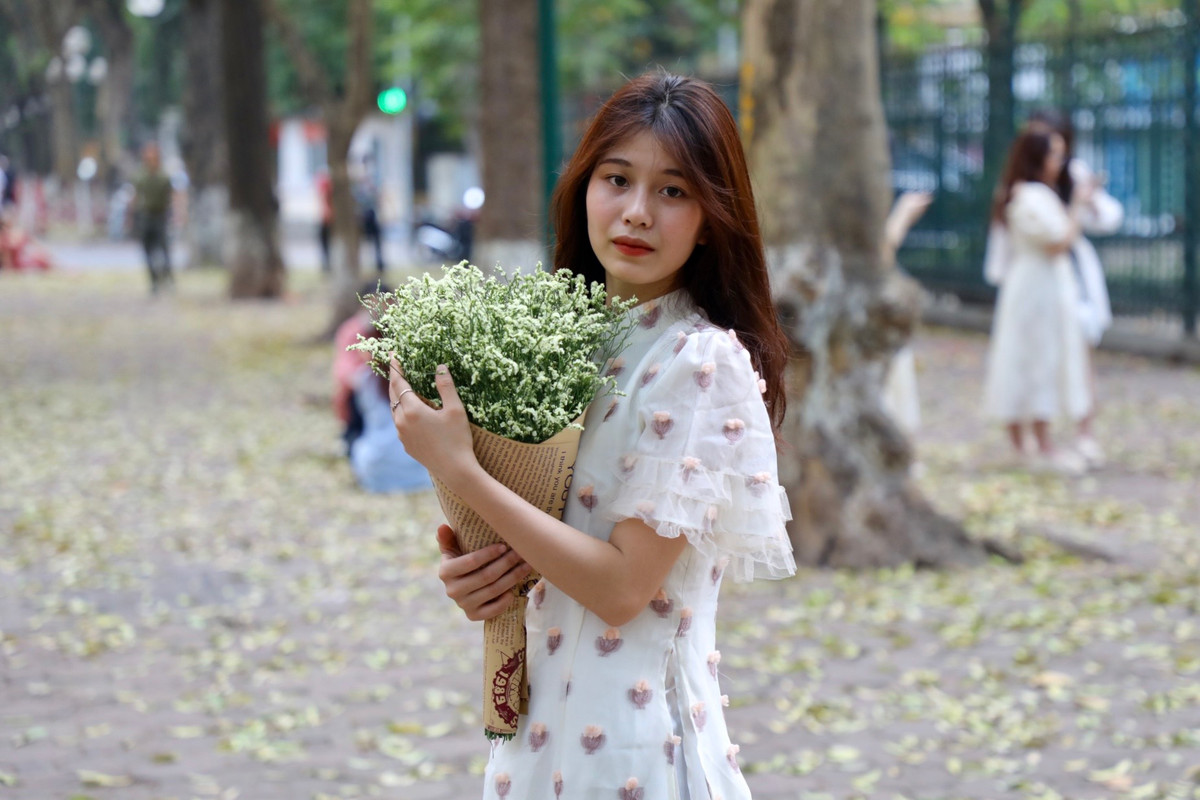 Bạn Nguyễn Thị Lý (20 tuổi, Hà Nội) sinh viên Học viên Nông nghiệp Việt Nam chia sẻ: “Bình thường chụp ảnh trên con đường Phan Đình Phùng này đã rất đẹp rồi. Khi background hình có thêm thềm trải đầy lá cây rụng nữa thì vô cùng lãng mạn. Nay mình cùng các bạn trong nhóm tới chụp ảnh lưu giữ kỉ niệm mùa cây thay lá”.