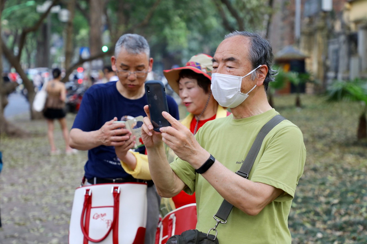 Nhiều du khách nước ngoài tỏ ra thích thú với khung cảnh nơi đây.