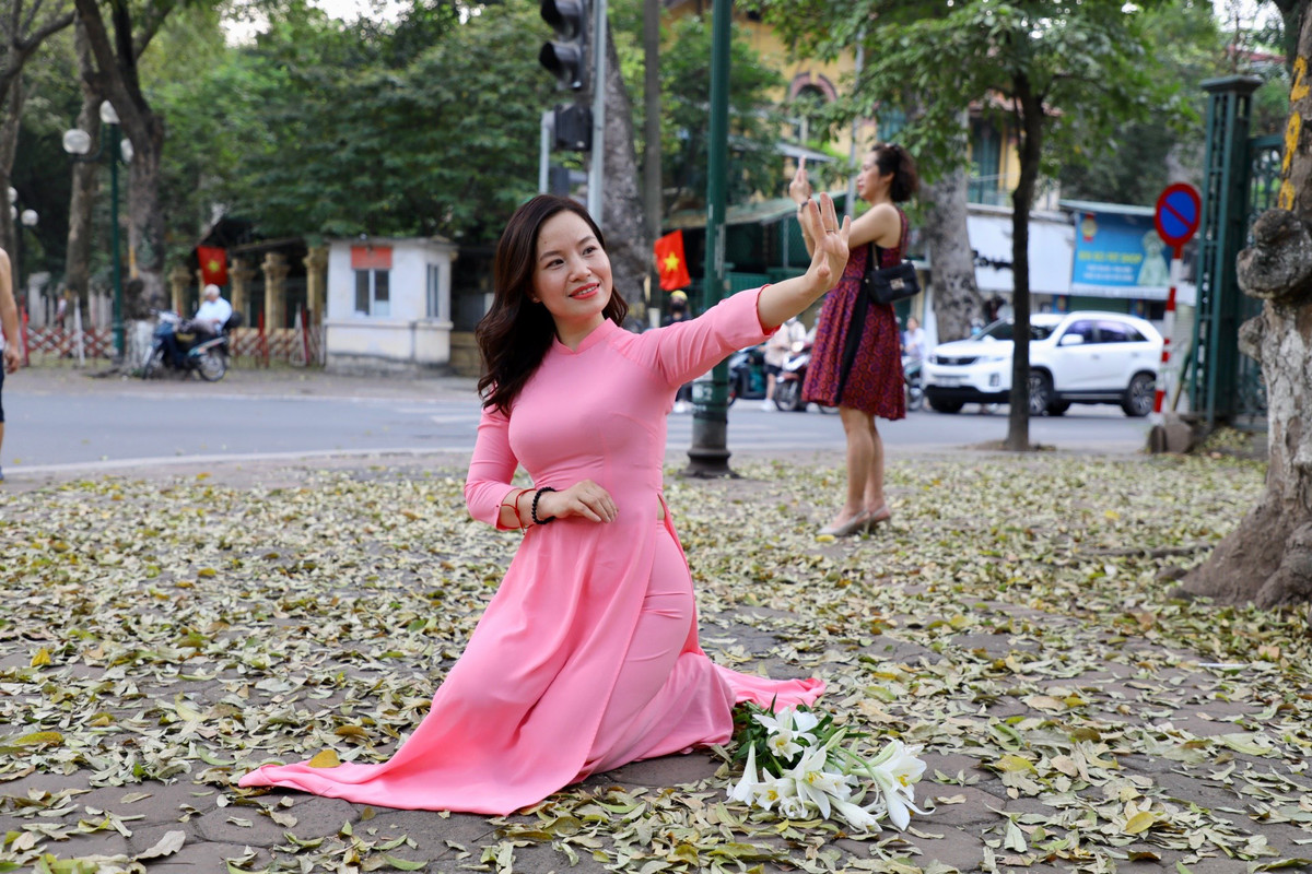 Nhiều người xúng xính diện áo dài chụp ảnh cùng hoa loa kèn, loài hoa biểu tượng của tháng 4 Hà Nội.