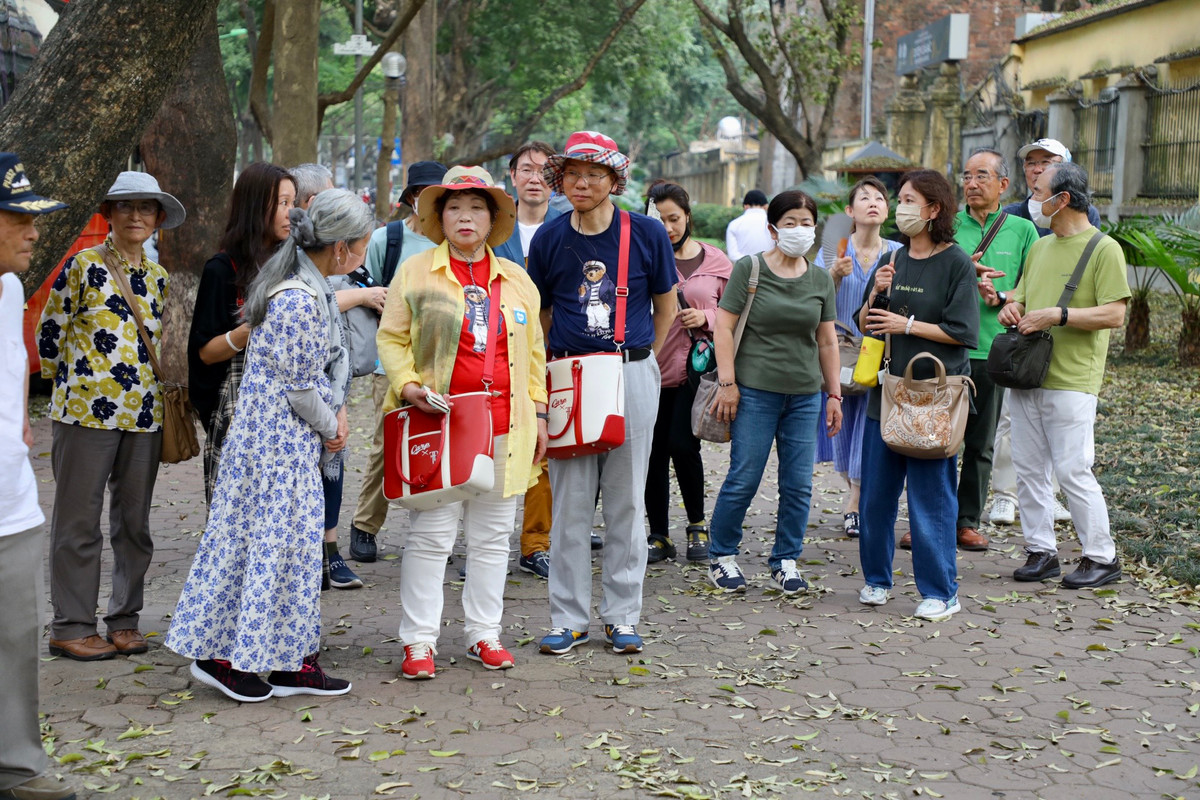Khung cảnh lãng mạn này còn thu hút đông đảo du khách nước ngoài.