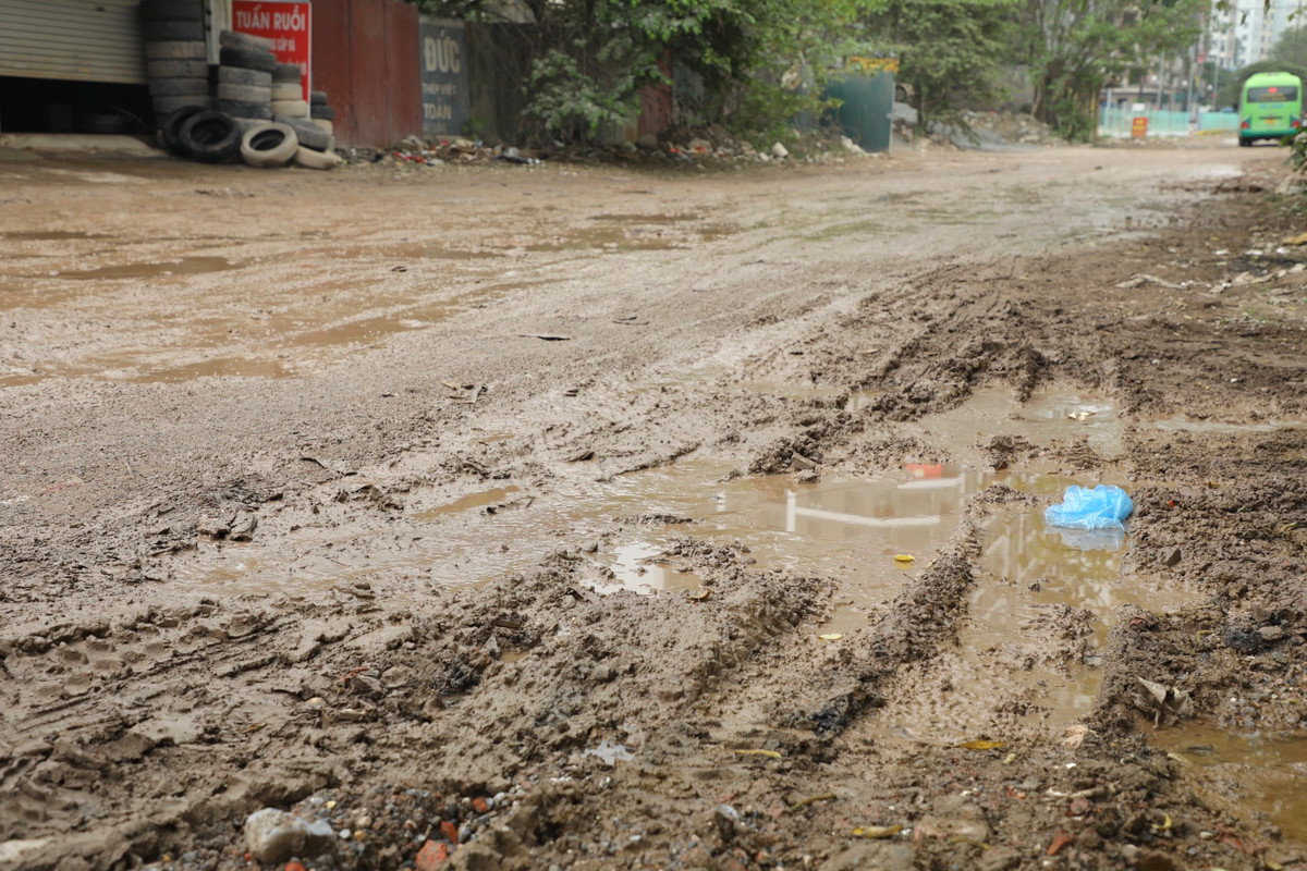 Theo ghi nhận thực tế của PV, nhiều người đi xe máy ngao ngán khi thấy con đường Nguyễn Cảnh Dị lầy lội bùn đất nên đã phải quay đầu, “đi nhờ” qua phố Trịnh Đình Cửu.