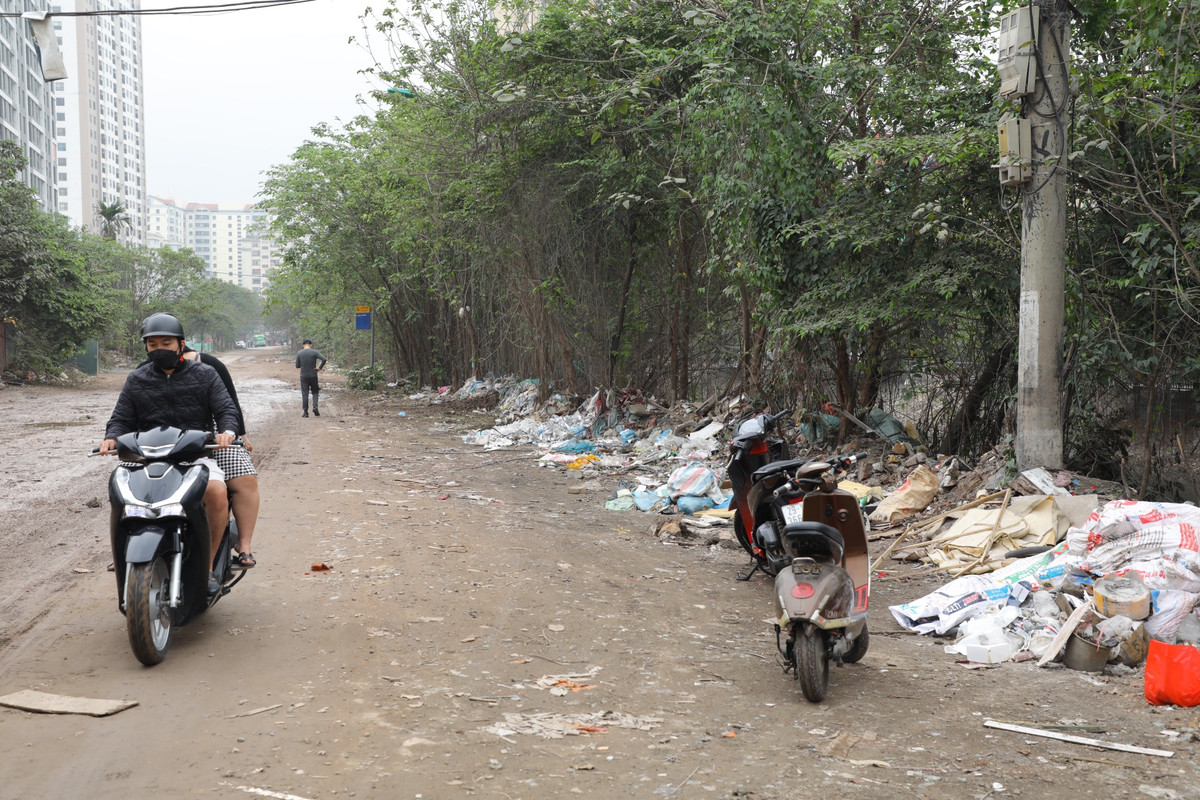 Bên cạnh đó, dọc tuyến đường đi còn ngập ngụa rác thải, bốc mùi hôi thối gây ô nhiễm.